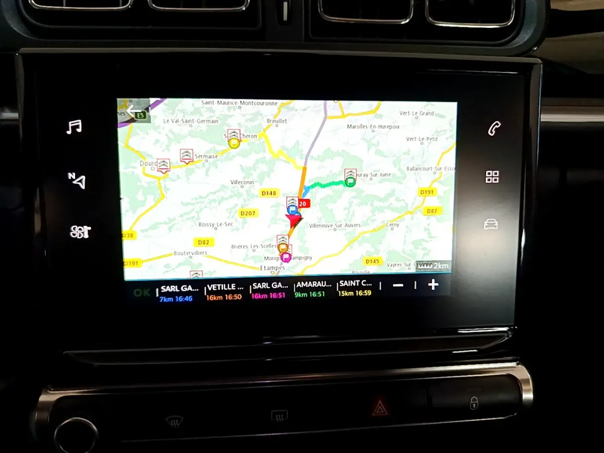 Écran tactile de navigation 7 pouces dans le tableau de bord d'une Citroën C3 blanche, vue intérieure rapprochée.