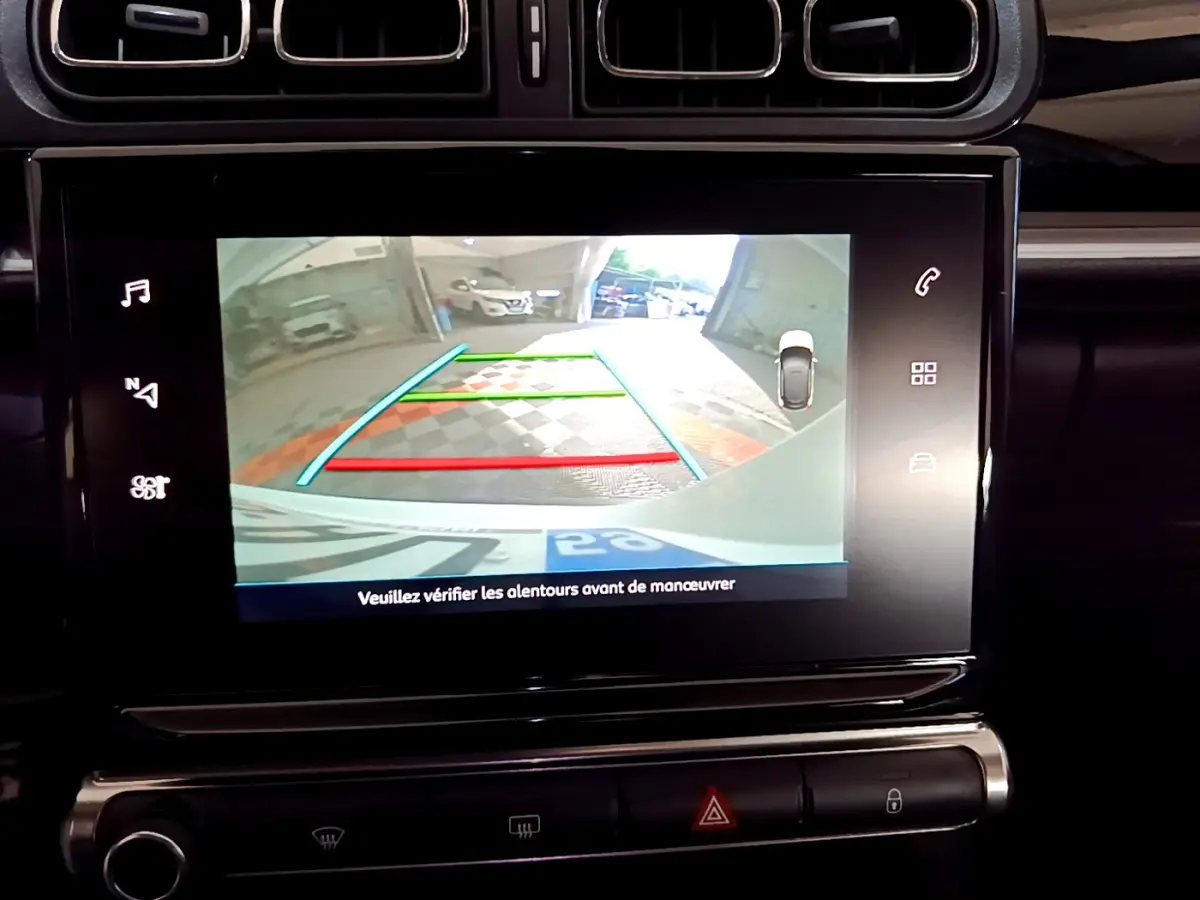 Écran tactile intérieur de la Citroën C3 blanc montrant la caméra de recul avec guidage coloré au stationnement.