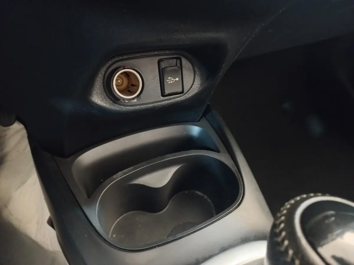 Prise 12V et port USB au centre console d'une Toyota Yaris noire 2018 vue en gros plan intérieur.