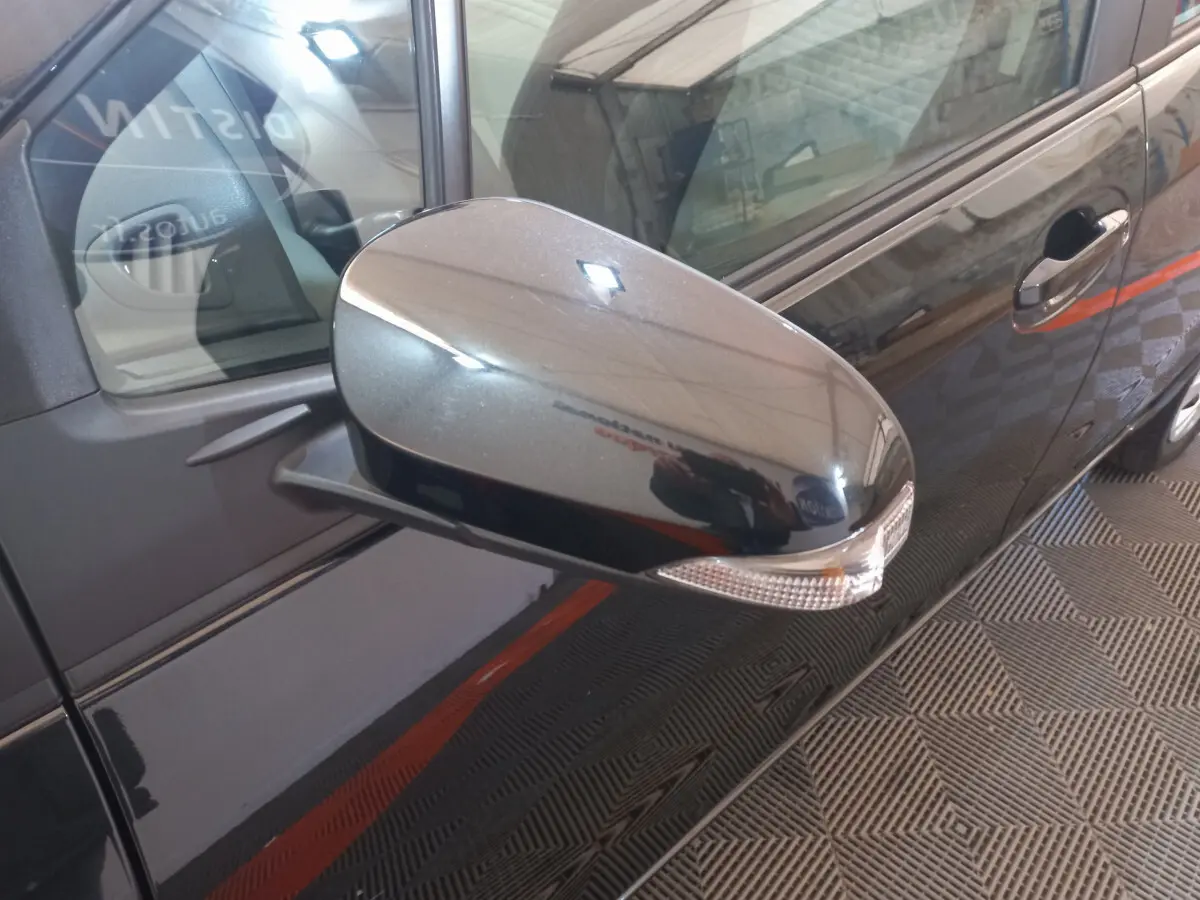 Rétroviseur droit noir brillant avec clignotant intégré sur Toyota Yaris 1.5 Hybrid France Business vue de côté droit.