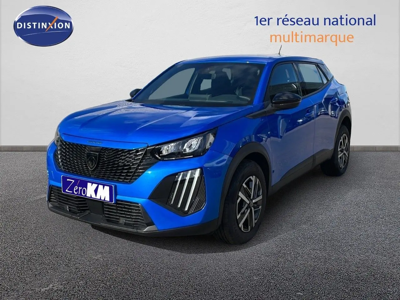 Peugeot 2008 bleu Vertigo métal en 3/4 avant droit, avec calandre noire et feux LED distinctifs.
