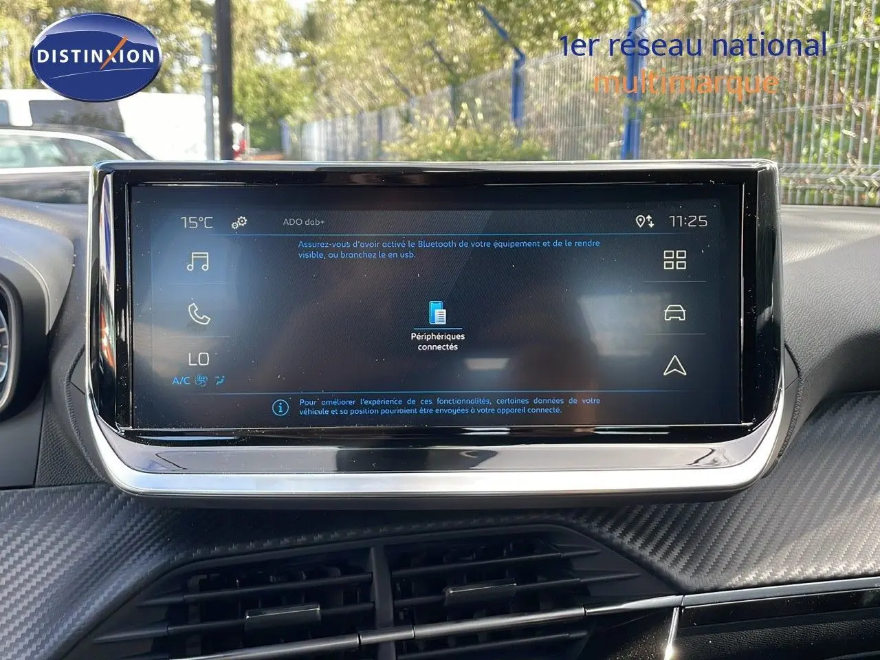 Vue intérieure centrée sur l'écran tactile du tableau de bord du Peugeot 2008 1.2 PureTech 2024, ambiance moderne.