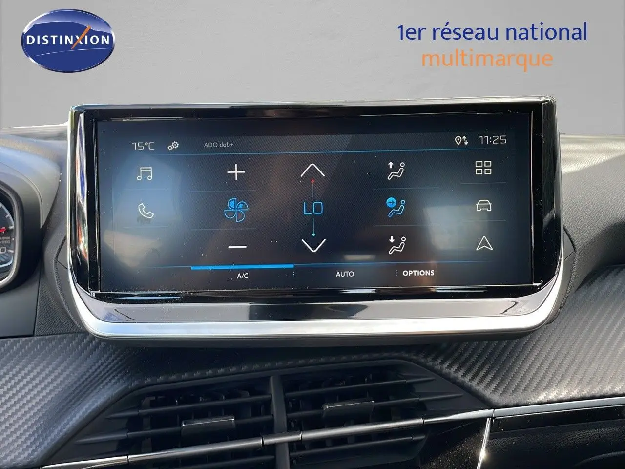 Écran tactile central du tableau de bord du Peugeot 2008 2024, affichant les commandes de climatisation.