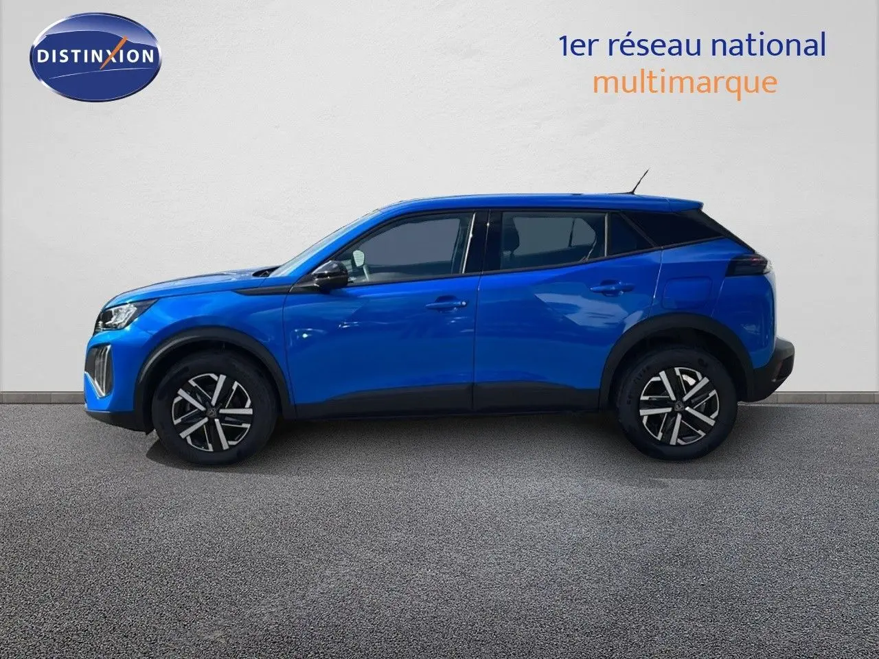 Vue de profil côté gauche d’un Peugeot 2008 bleu Vertigo Metal avec jantes noires et toit noir, version 2024.