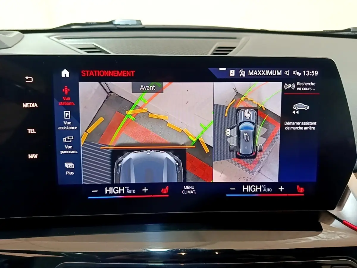 Écran tactile du système de stationnement BMW X1 xDrive23i M Sport, affichage vue 360° et assistance manœuvres.