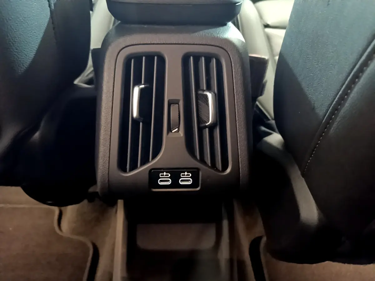 Gros plan sur la console arrière noire du BMW X1 xDrive23i M Sport 2023 avec aérateurs et ports USB-C.