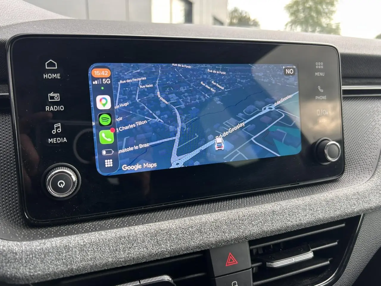 Écran tactile central 8,25'' du Skoda Scala TSI 116 DSG7 Sélection affichant une carte GPS en mode navigation.