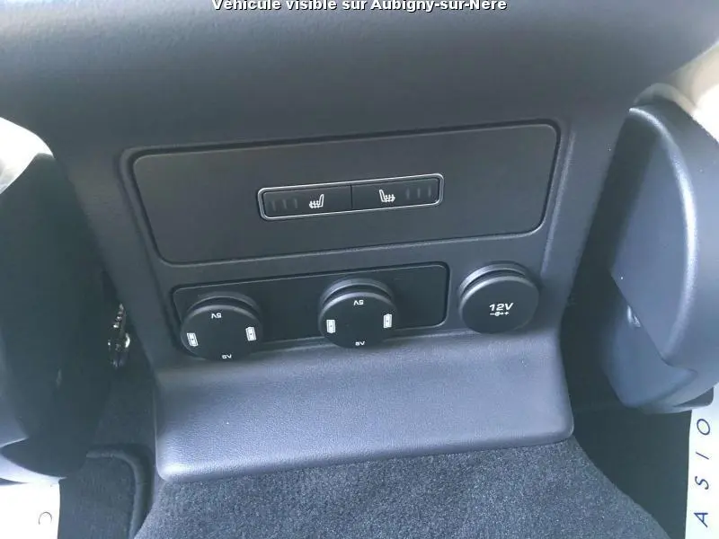 Prise 12V et commandes de sièges chauffants arrière dans l'habitacle noir du Jaguar F-PACE 2018