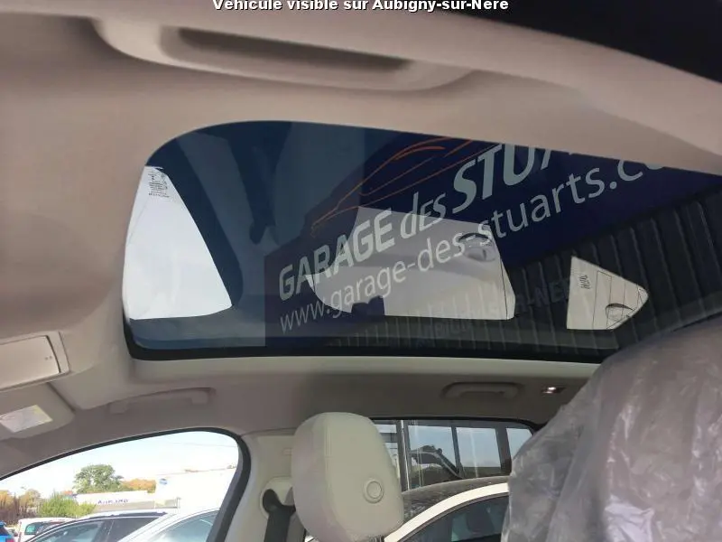 Toit vitré panoramique intérieur du Jaguar F-PACE noir, vue depuis le siège arrière côté gauche.