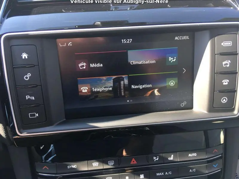 Écran tactile central du Jaguar F-PACE noir 2018 affichant les menus Média, Climatisation, Téléphone et Navigation.