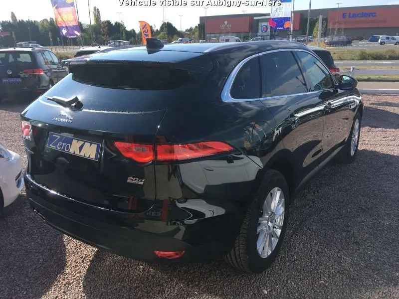 Jaguar F-PACE noir vue 3/4 arrière droit, jantes argentées, feux arrière LED et vitres surteintées.