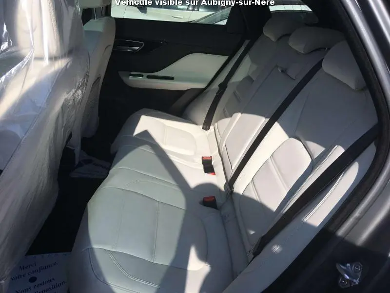 Vue latérale droite des sièges arrière en cuir clair du Jaguar F-PACE 2018, intérieur lumineux et soigné