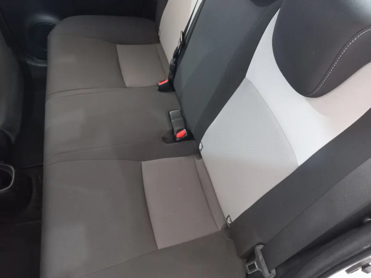 Banquette arrière bicolore gris clair et foncé de la Toyota Yaris 1.5 Hybrid vue côté droit intérieur.