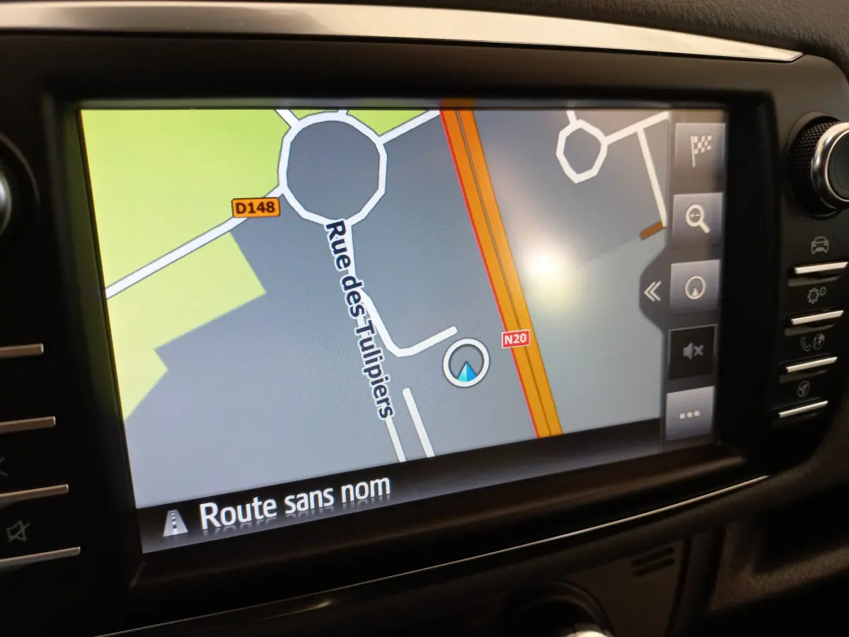 Écran tactile du système de navigation 7 pouces de la Toyota Yaris 2019, affichant une carte routière colorée.