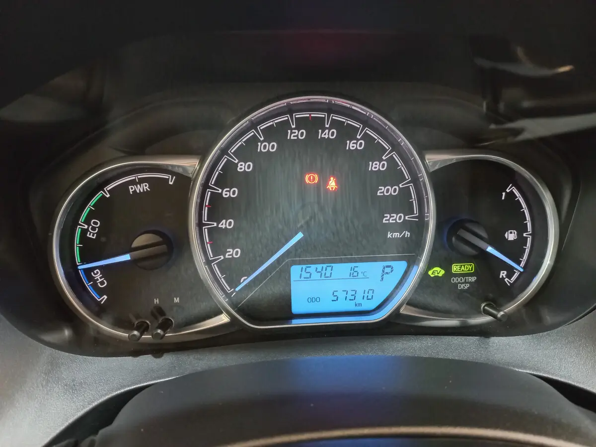 Tableau de bord de Toyota Yaris hybride 2019, vue frontale sur compteurs numériques et indicateurs lumineux.