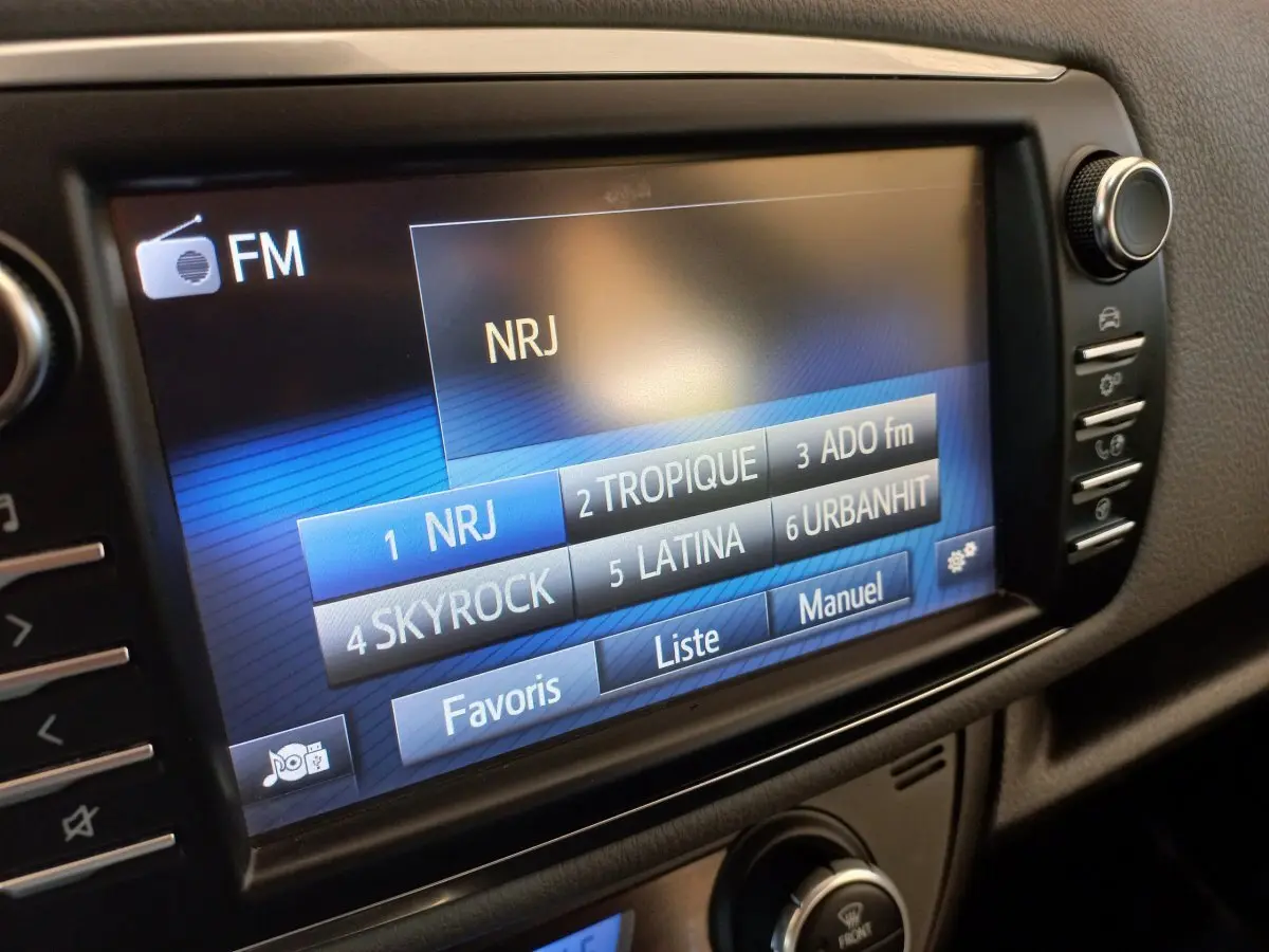 Écran tactile central de la Toyota Yaris 2019 affichant les stations FM, vue intérieure côté passager.