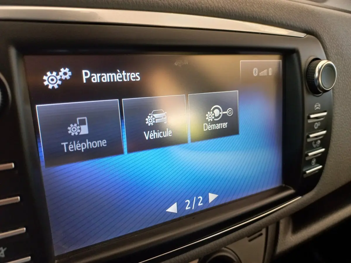 Écran tactile central de la Toyota Yaris 2019 affichant le menu Paramètres, vue rapprochée côté droit.