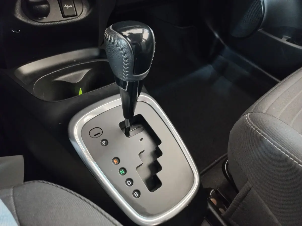 Le levier de boîte automatique noir de la Toyota Yaris hybride 2019 vu de près côté siège passager.