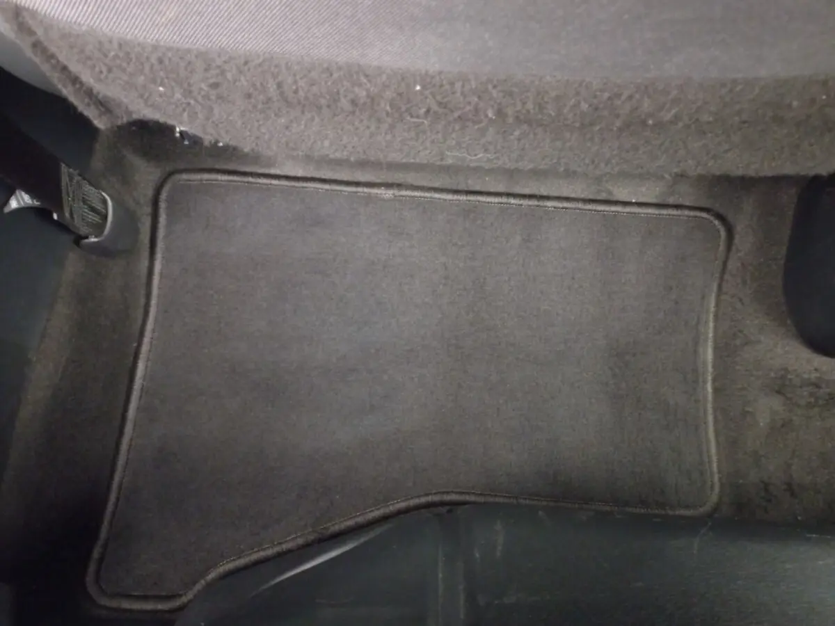 Tapis de sol noir côté passager avant de la Toyota Yaris 1.5 VVT-I HYBRID France Business 2019.