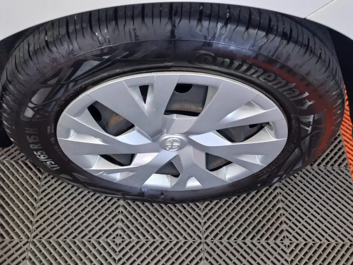 Gros plan sur la roue avant droite de la Toyota Yaris blanche 2019 avec jante en alliage et pneu Continental.