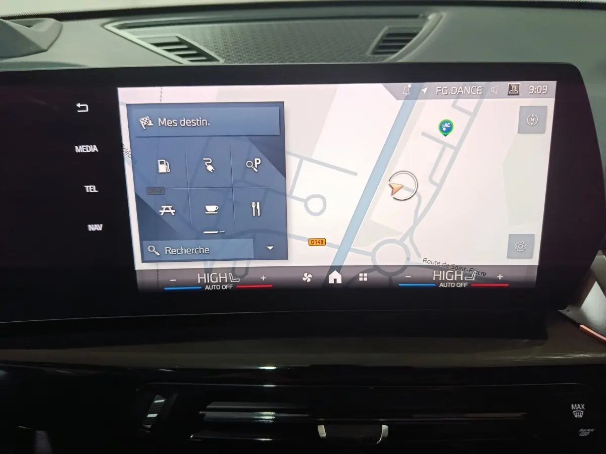 Écran tactile central du tableau de bord du BMW X1 xDrive25e M Sport 2024 affichant la navigation en mode clair.