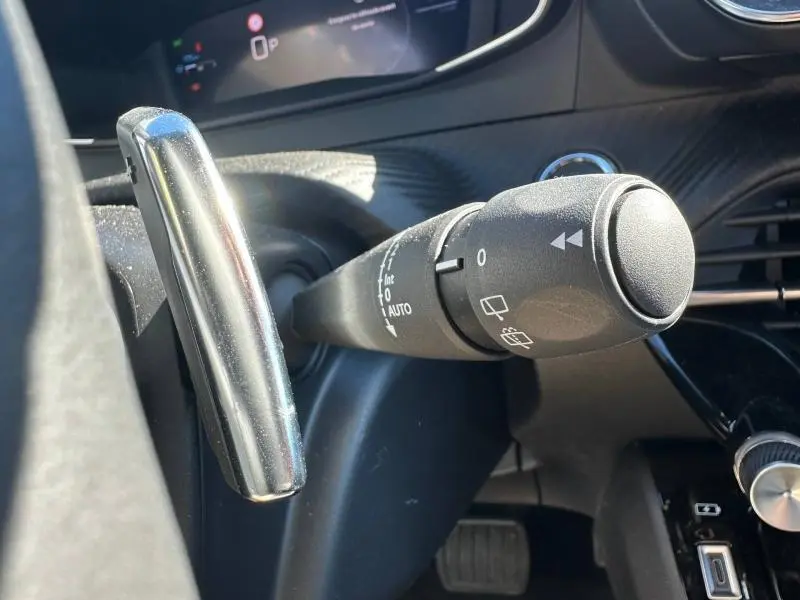 Gros plan sur la commande des essuie-glaces à droite du volant dans l’habitacle du Peugeot 2008 Bleu Obsession 2025.