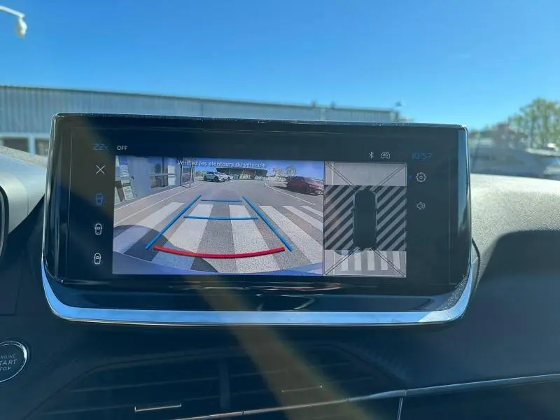 Écran central du Peugeot 2008 Hybrid 2025 montrant la caméra de recul avec guidage et vue 360° en stationnement.