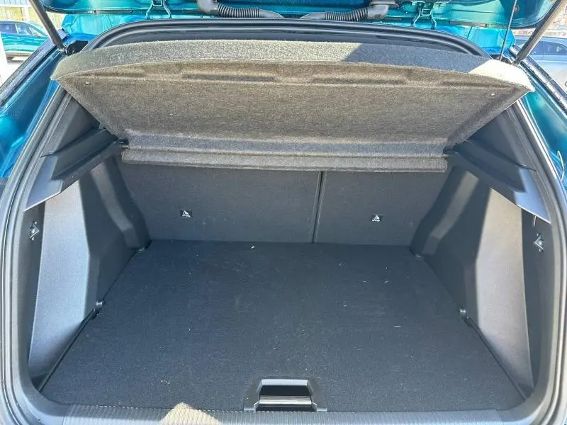 Coffre ouvert en vue arrière du Peugeot 2008 1.2 Hybrid 145ch Allure bleu Obsession 2025, espace de chargement vide.