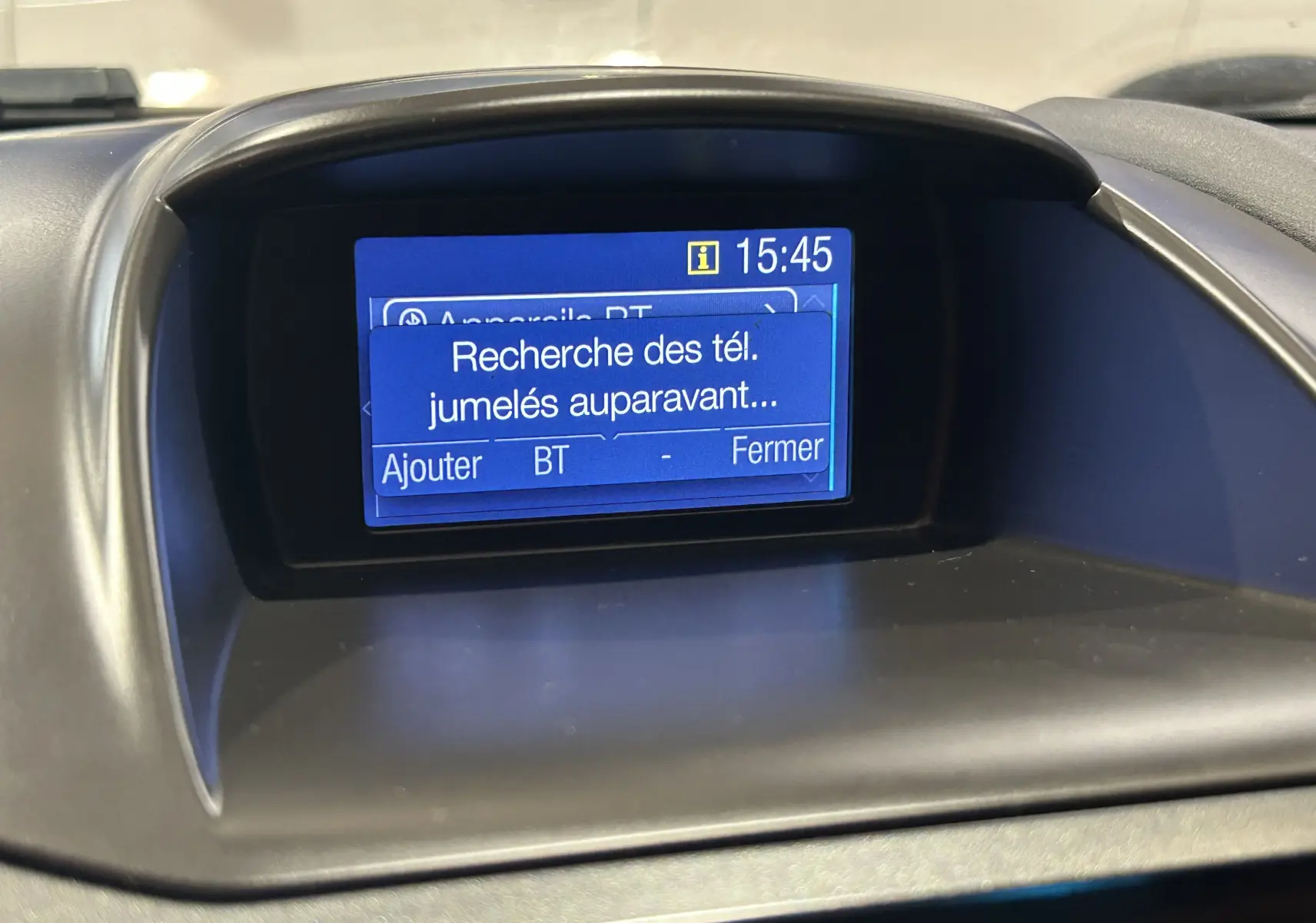 Écran central du tableau de bord de la Ford Fiesta EcoBoost 2015 affichant la recherche de téléphones Bluetooth jumelés.