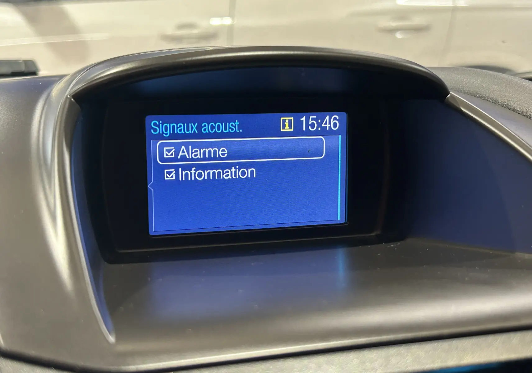 Écran central de la Ford Fiesta EcoBoost 2015 affichant les options de signaux acoustiques, vue de face.