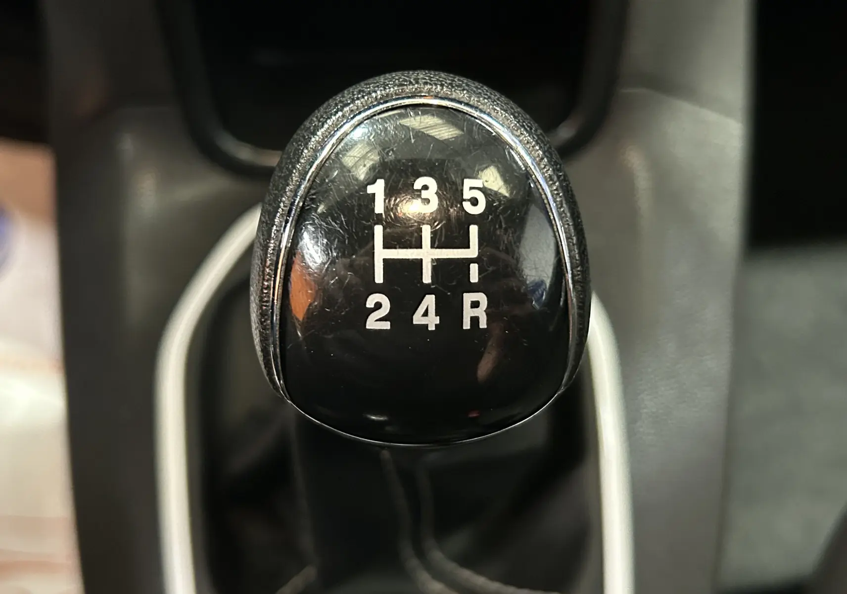 Gros plan sur le levier de vitesses manuel noir de la Ford Fiesta EcoBoost blanche de 2015, montrant les positions des rapports.