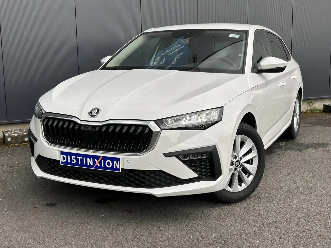 Vue 3/4 avant droite d'une Skoda Scala blanche Candy avec calandre noire et jantes alliage 16 pouces Cortadero Aero.