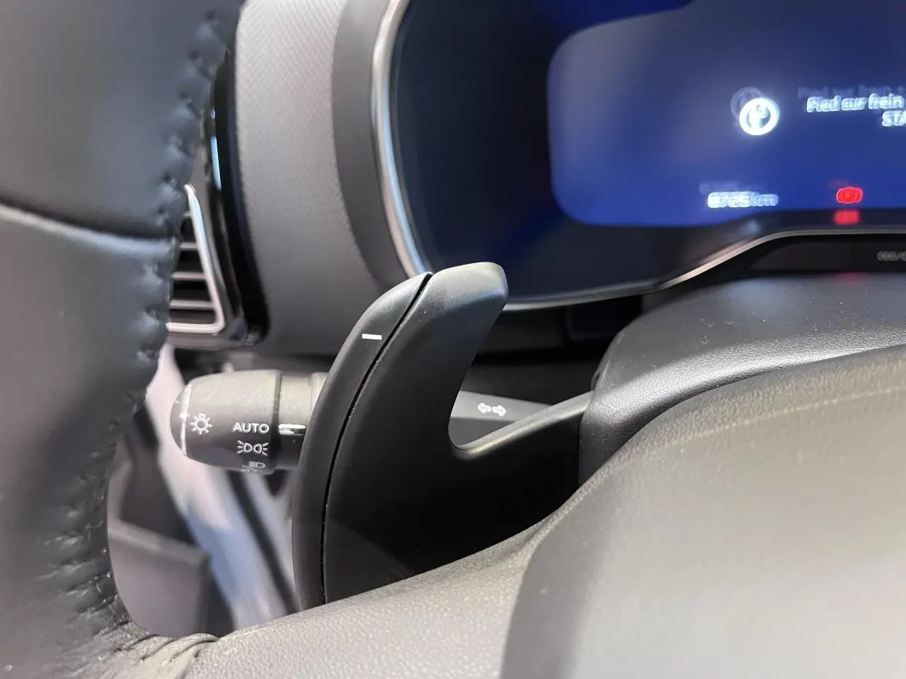 Gros plan sur la palette de changement de vitesse côté droit du volant du Citroën C5 Aircross gris platinium.