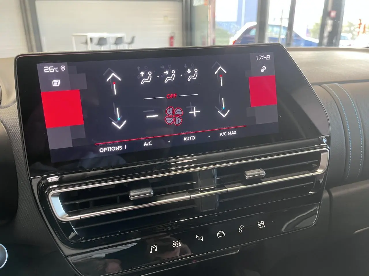 Vue rapprochée de l’écran tactile central et des aérateurs noirs dans l’habitacle gris platinium du Citroën C5 Aircross.