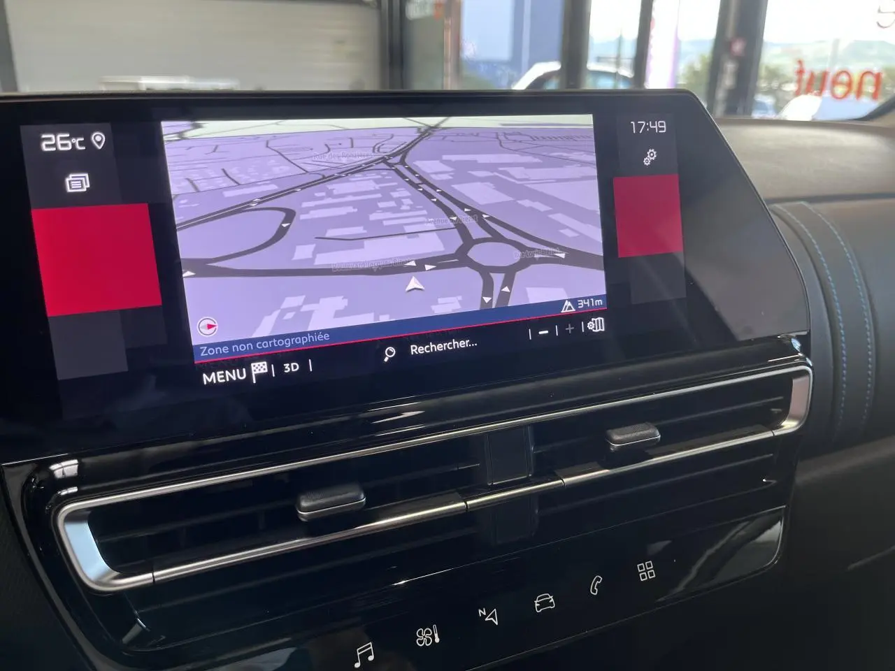 Écran tactile central avec navigation, vue intérieure du tableau de bord noir brillant du Citroën C5 Aircross gris platinium.