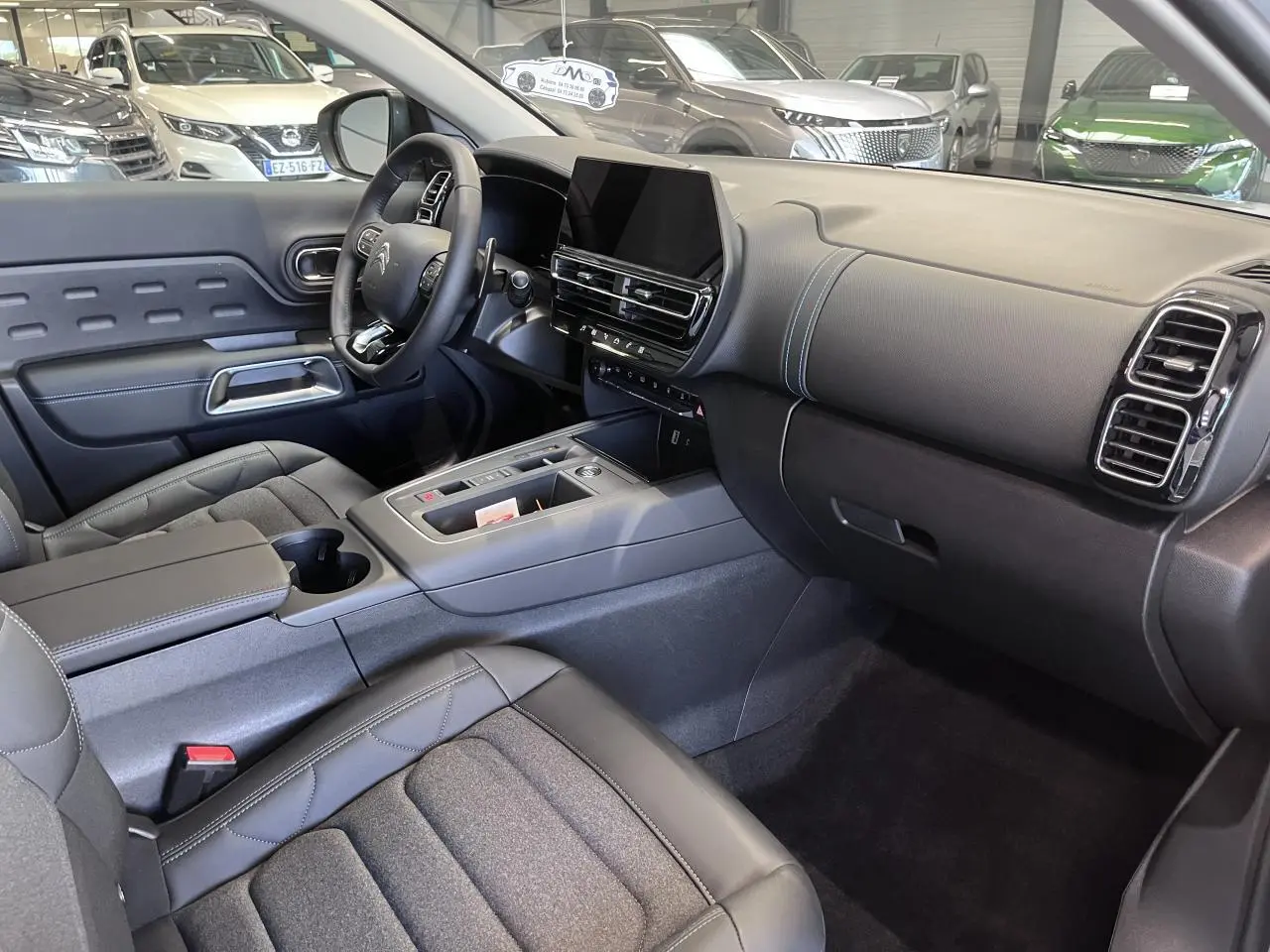 Intérieur avant droit du Citroën C5 Aircross gris platinium, tableau de bord moderne avec écran tactile et sellerie mixte tissu-cuir.
