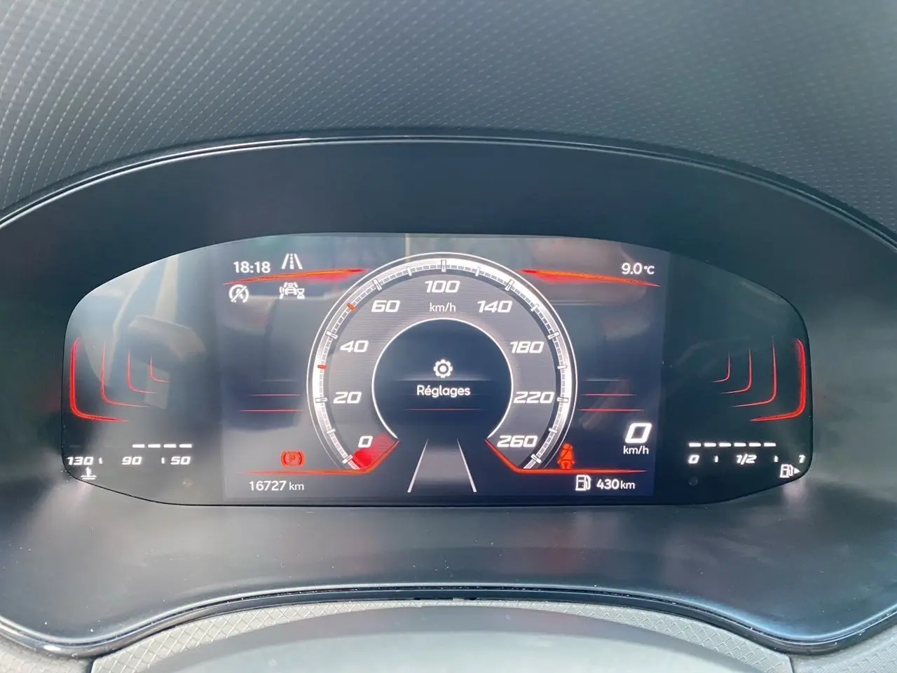 Tableau de bord digital du SEAT Arona 2024 affichant la vitesse, la température extérieure et le kilométrage.