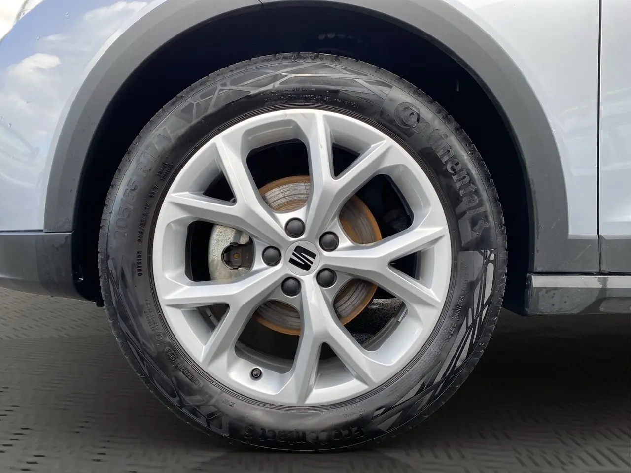 Gros plan sur la roue avant droite d'une SEAT Arona gris silver avec jante alu 17 pouces au design dynamique.