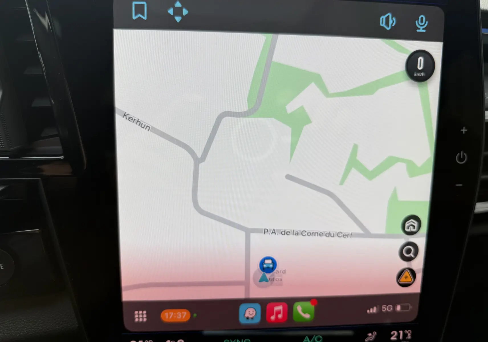 Écran tactile du système de navigation du Renault Austral 2025 affichant une carte et les commandes climatisation en bas.