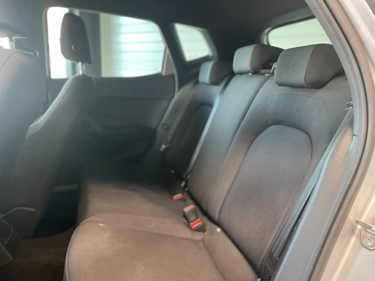 Vue intérieure côté droit sur la banquette arrière noire textile du SEAT Arona 2024 finition FR.