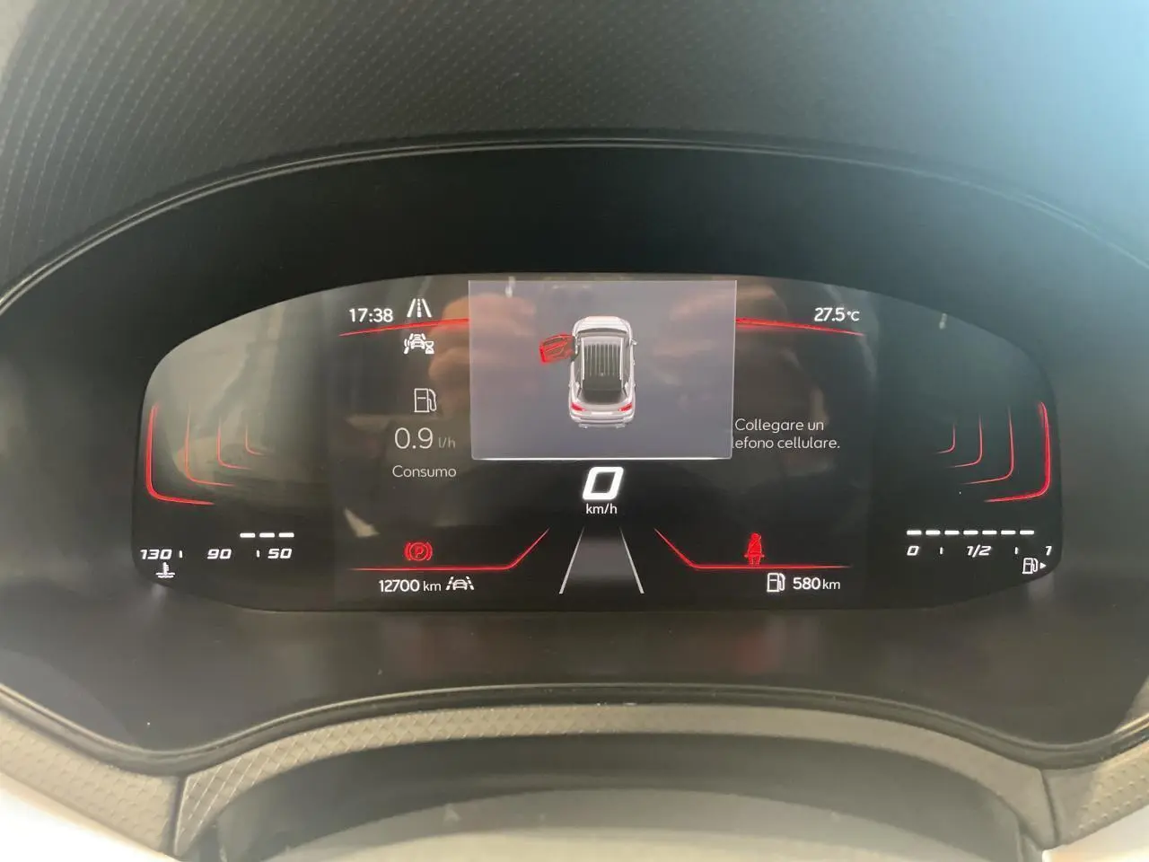 Combiné d'instruments digital du SEAT Arona 2024 affichant la consommation, vitesse et alertes en vue frontale.