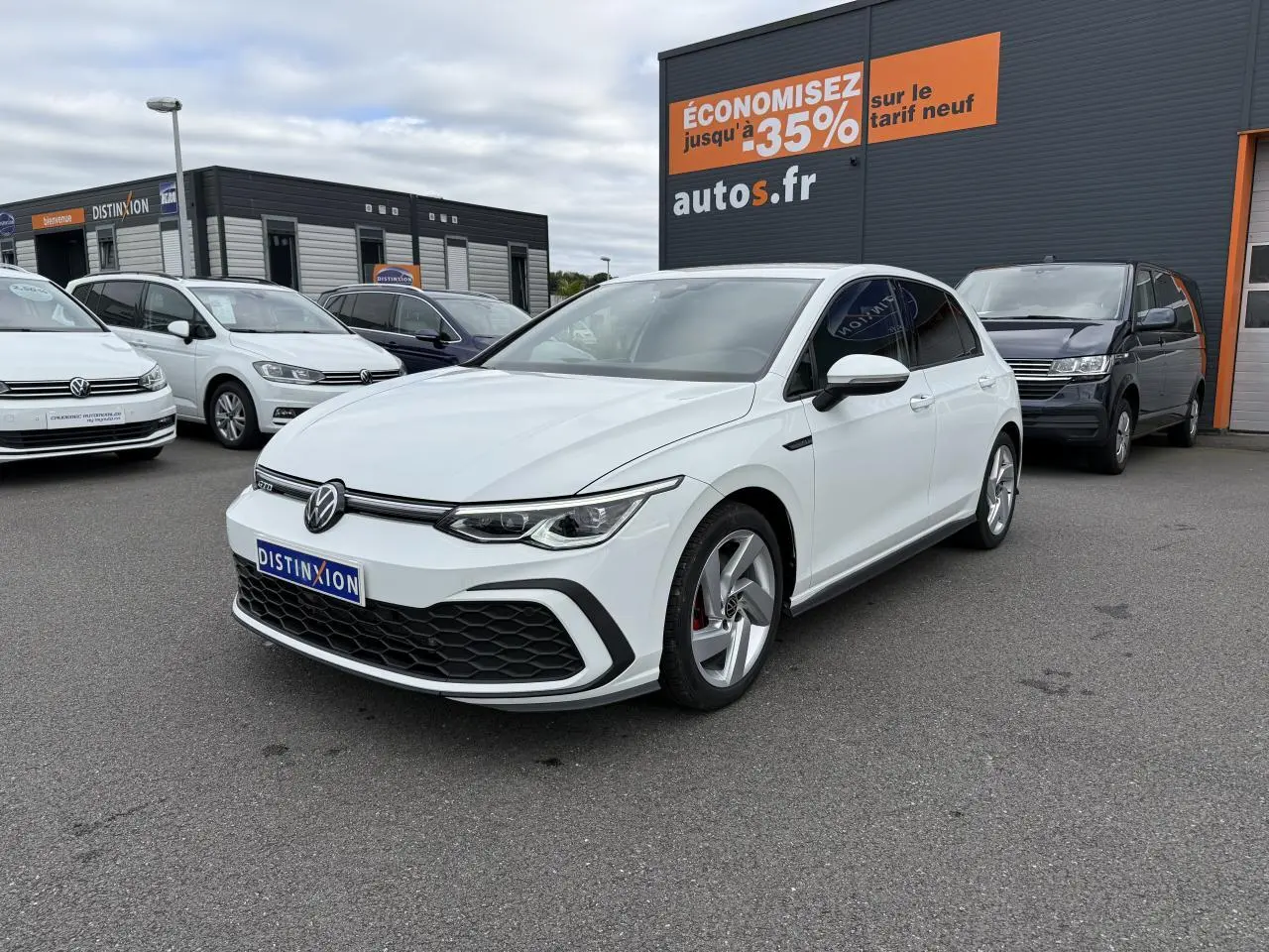 Volkswagen Golf GTD blanche vue en 3/4 avant droit sur parking devant un bâtiment autos.fr