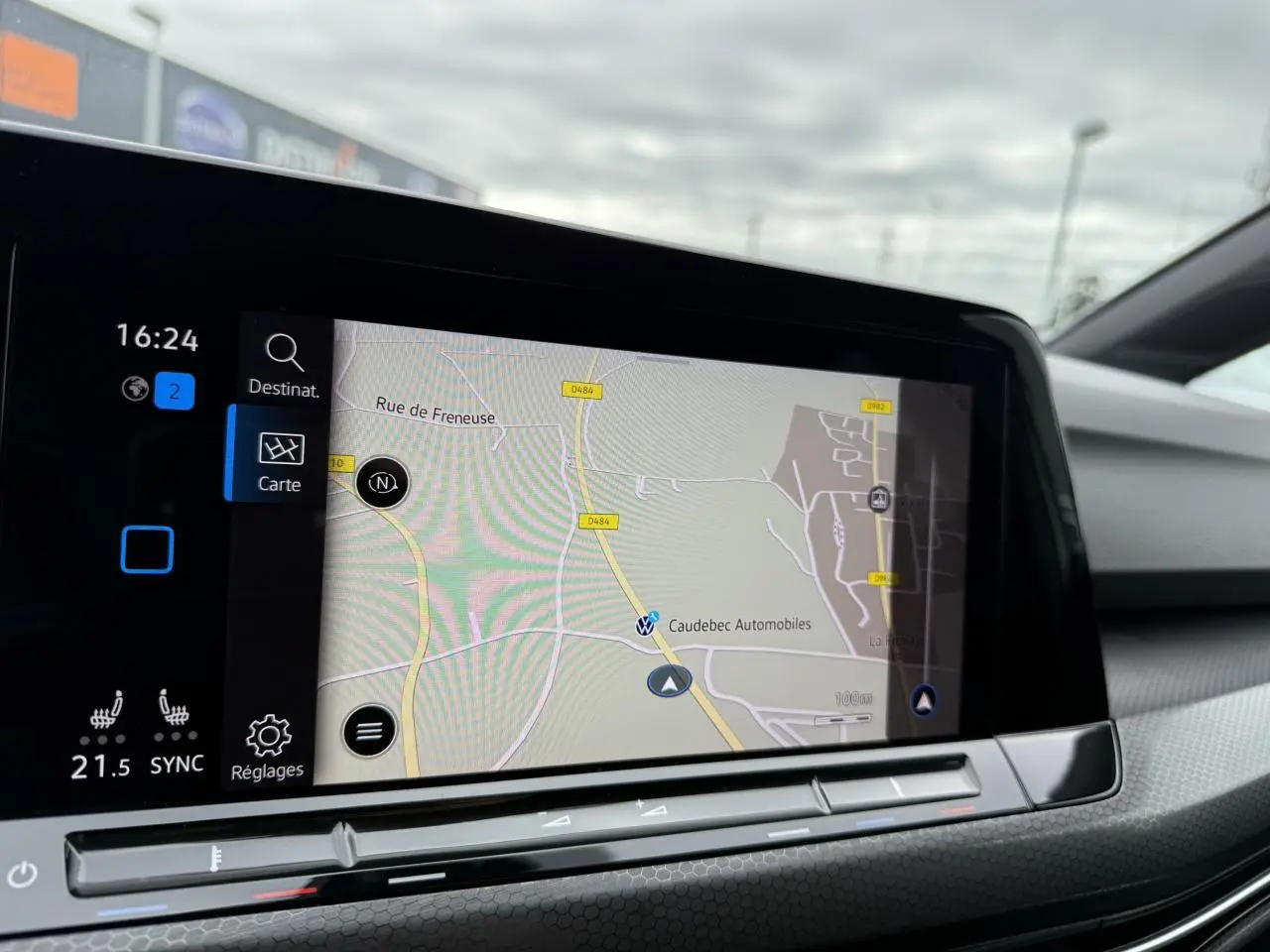 Écran tactile central du système de navigation de la Volkswagen Golf VIII GTD blanche, intérieur moderne et épuré.