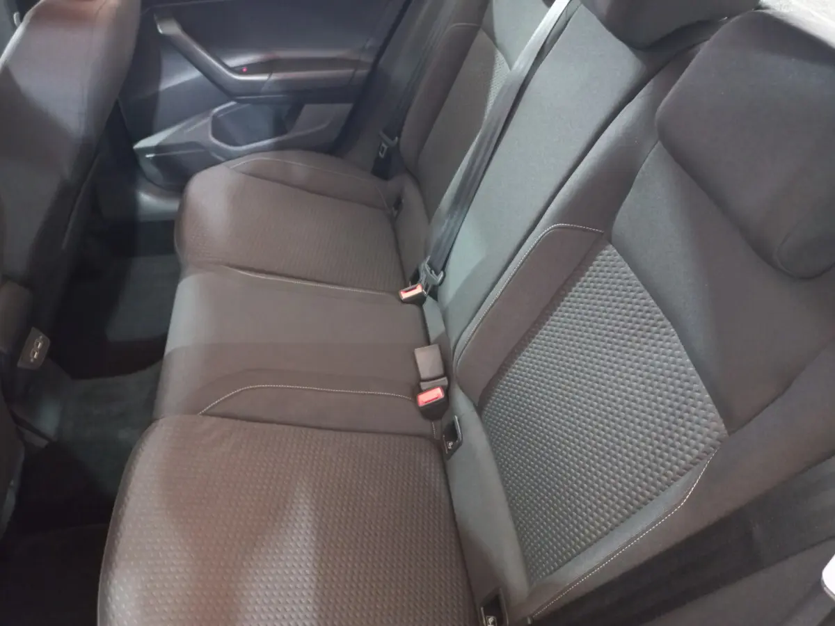 Vue intérieure côté droit des sièges arrière noirs en tissu de la Volkswagen Polo 2020 finition Lounge Business.