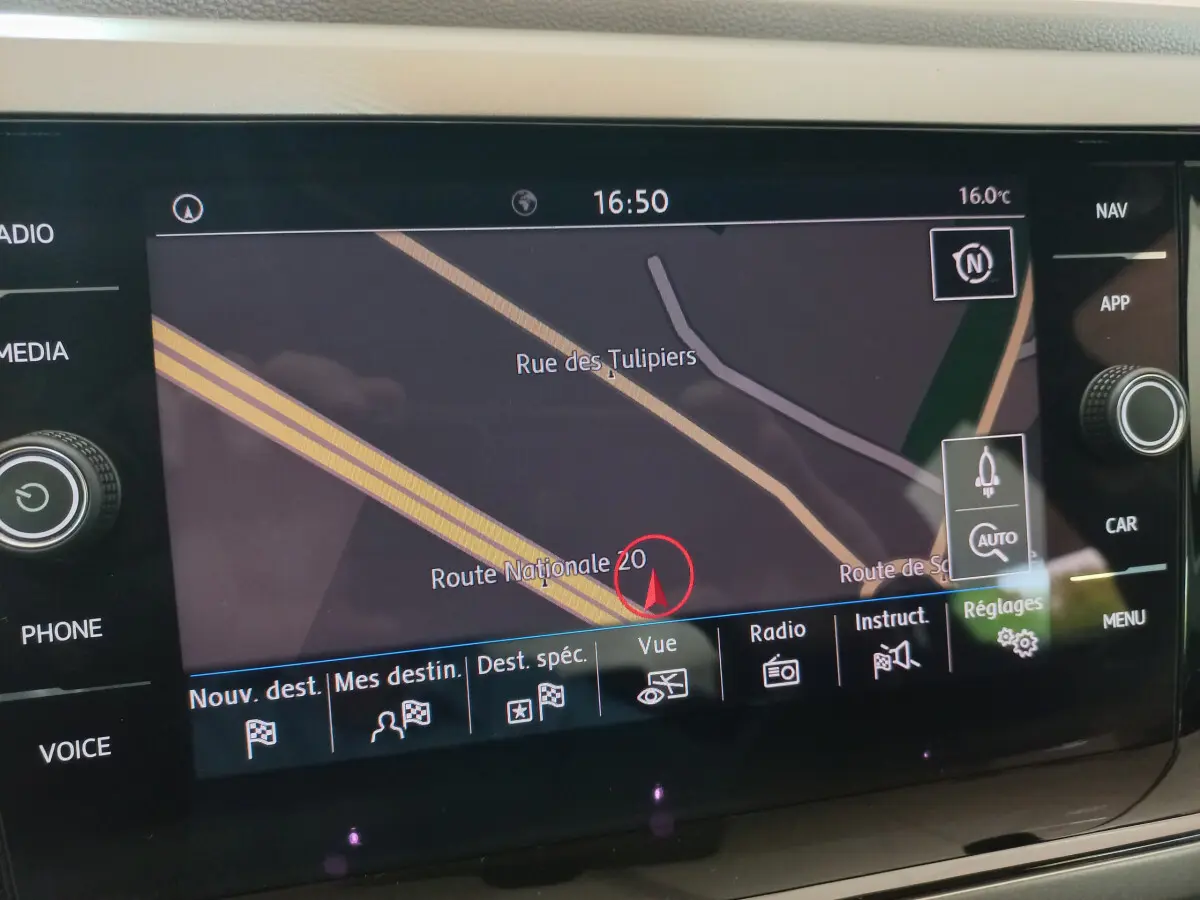 Écran tactile de navigation couleur dans Volkswagen Polo noire 2020, affichant carte et options au tableau de bord.