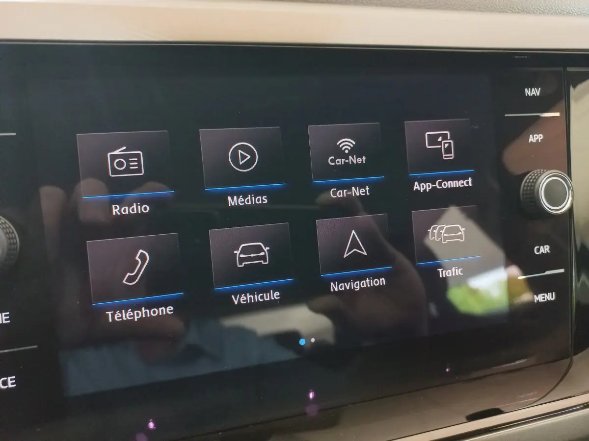 Écran tactile central noir affichant les options multimédias et navigation de la Volkswagen Polo 2020.
