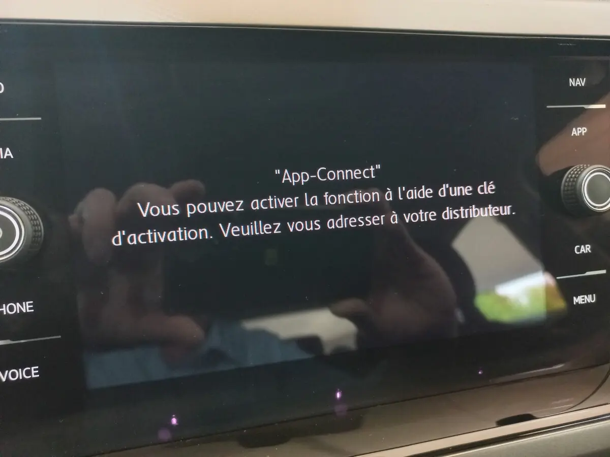 Écran tactile central de la Volkswagen Polo noire 2020 affichant un message d'activation App-Connect