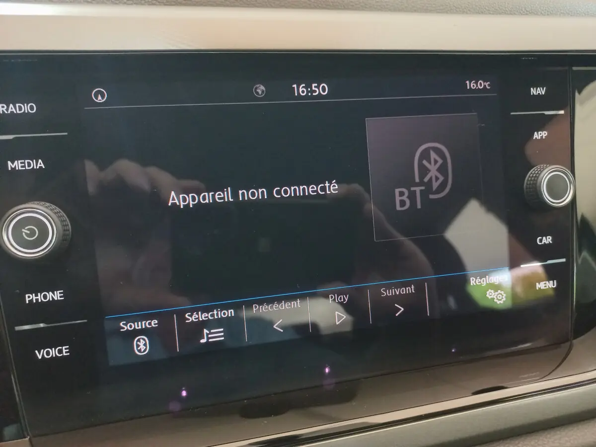 Écran tactile central de la Volkswagen Polo 2020 affichant "Appareil non connecté" en mode Bluetooth.
