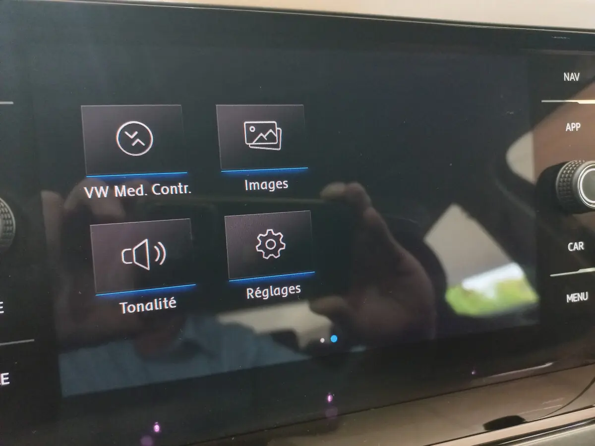 Écran tactile central de la Volkswagen Polo 2020 affichant les options média et réglages, vue rapprochée intérieure.