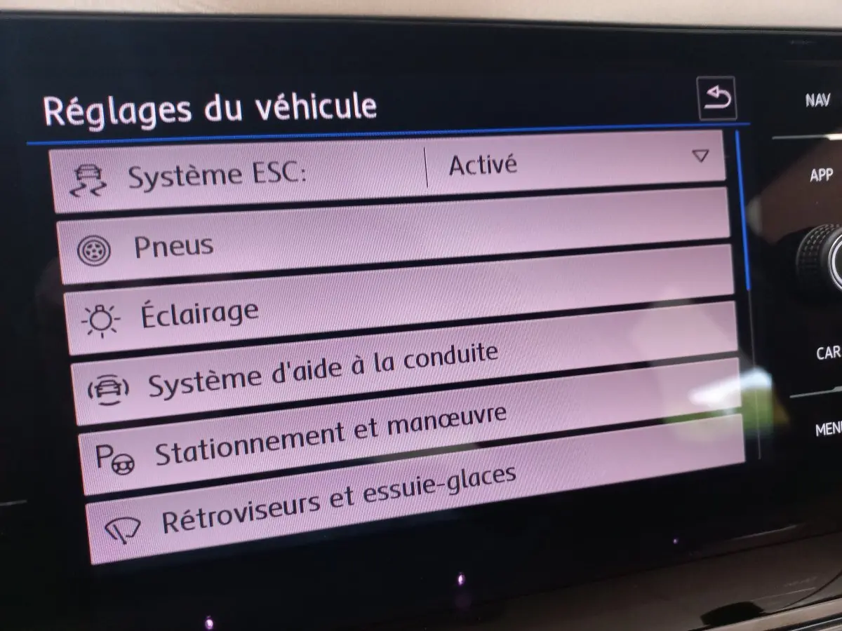 Écran tactile du système de réglages du Volkswagen Polo 1.0 TSI 95 DSG7 Lounge Business affichant les options d'aide à la conduite.